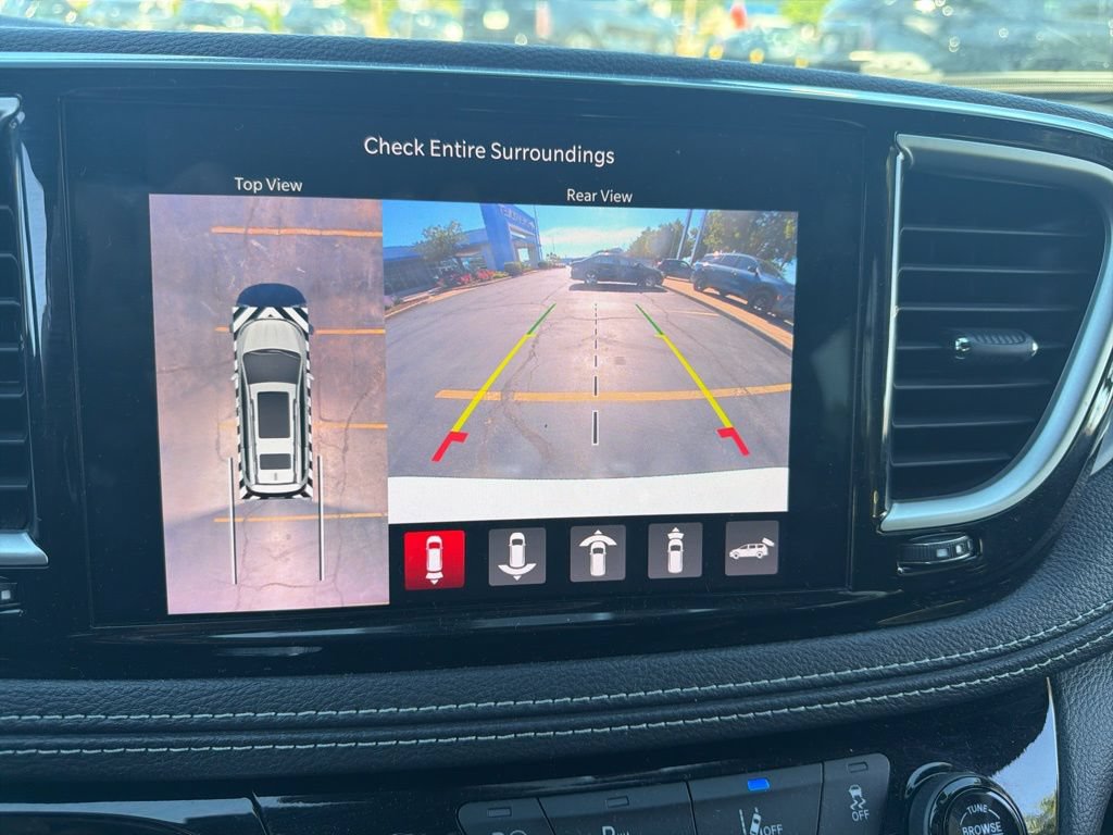 Used 2024 Chrysler Pacifica Limited FWD image 14
