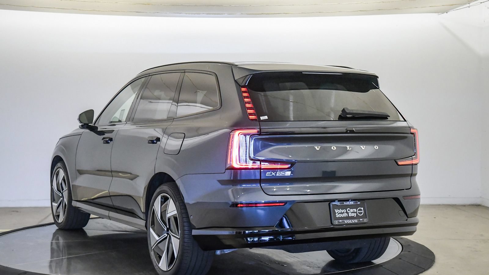 Certified 2025 Volvo EX90 Ultra AWD/4WD image 2