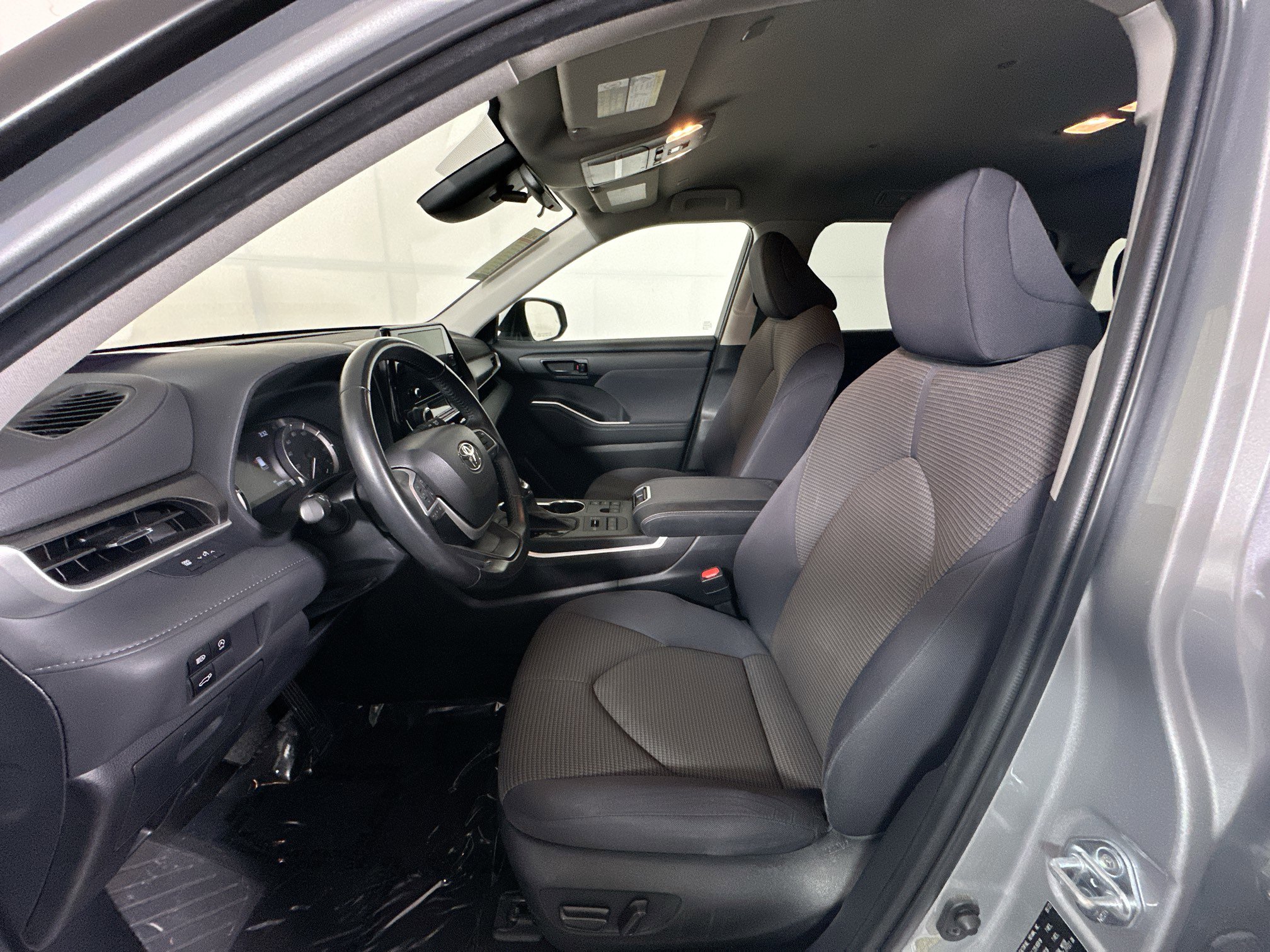 Used 2023 Toyota Highlander L image 12