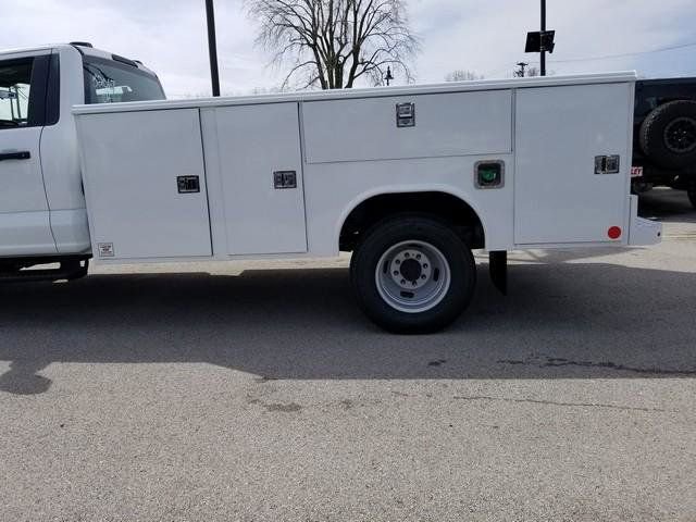 New 2025 Ford F550 4x4 Regular Cab Super Duty image 5