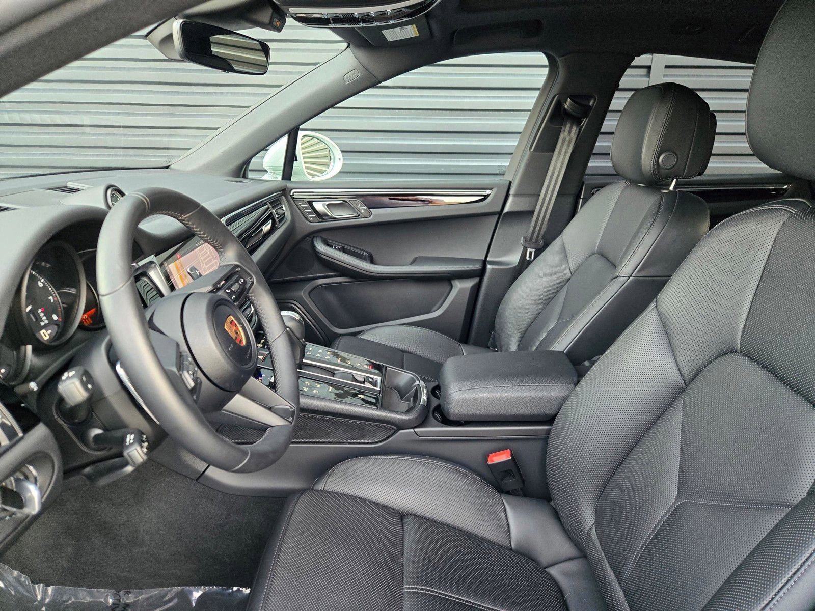 Used 2025 Porsche Macan AWD/4WD image 26