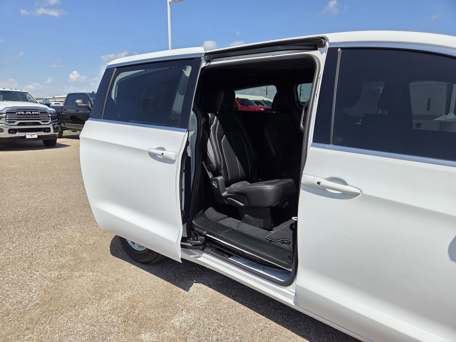 New 2026 Chrysler Pacifica Select FWD image 15