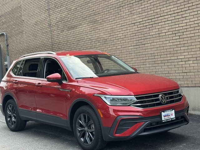Used 2023 Volkswagen Tiguan SE FWD image 2