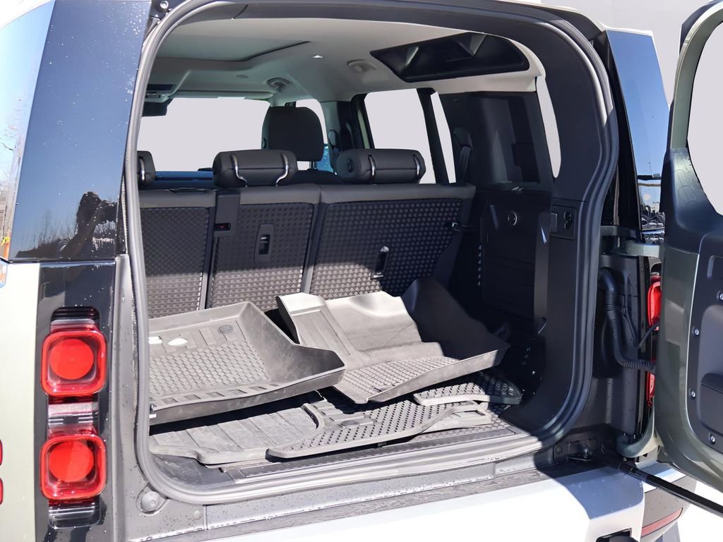 Used 2024 Land Rover Defender 110 SE image 16