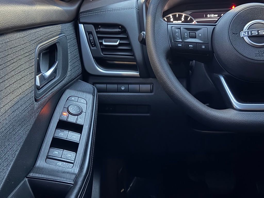 Used 2023 Nissan Rogue SV image 31