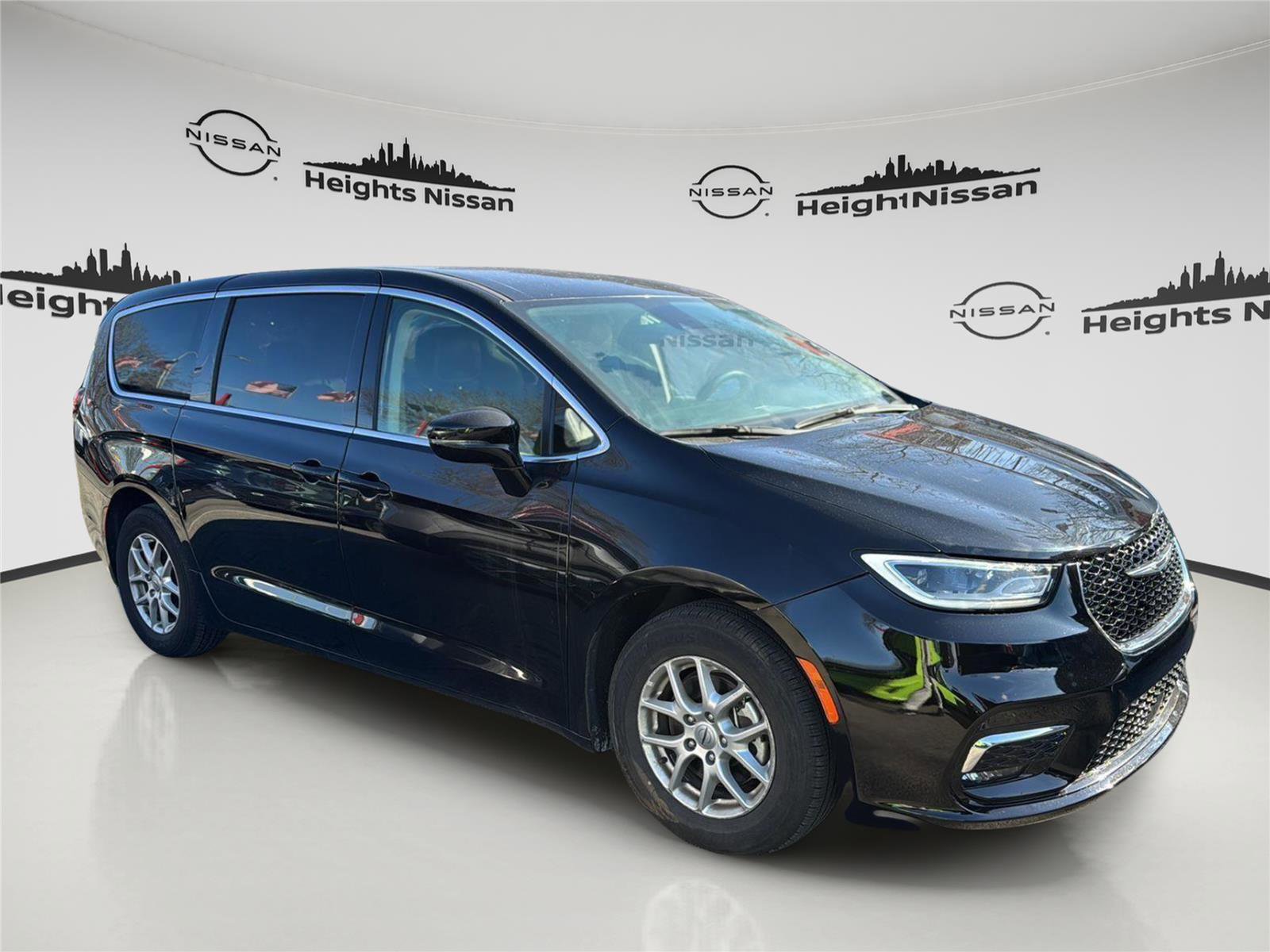 Used 2024 Chrysler Pacifica Touring-L FWD image 5