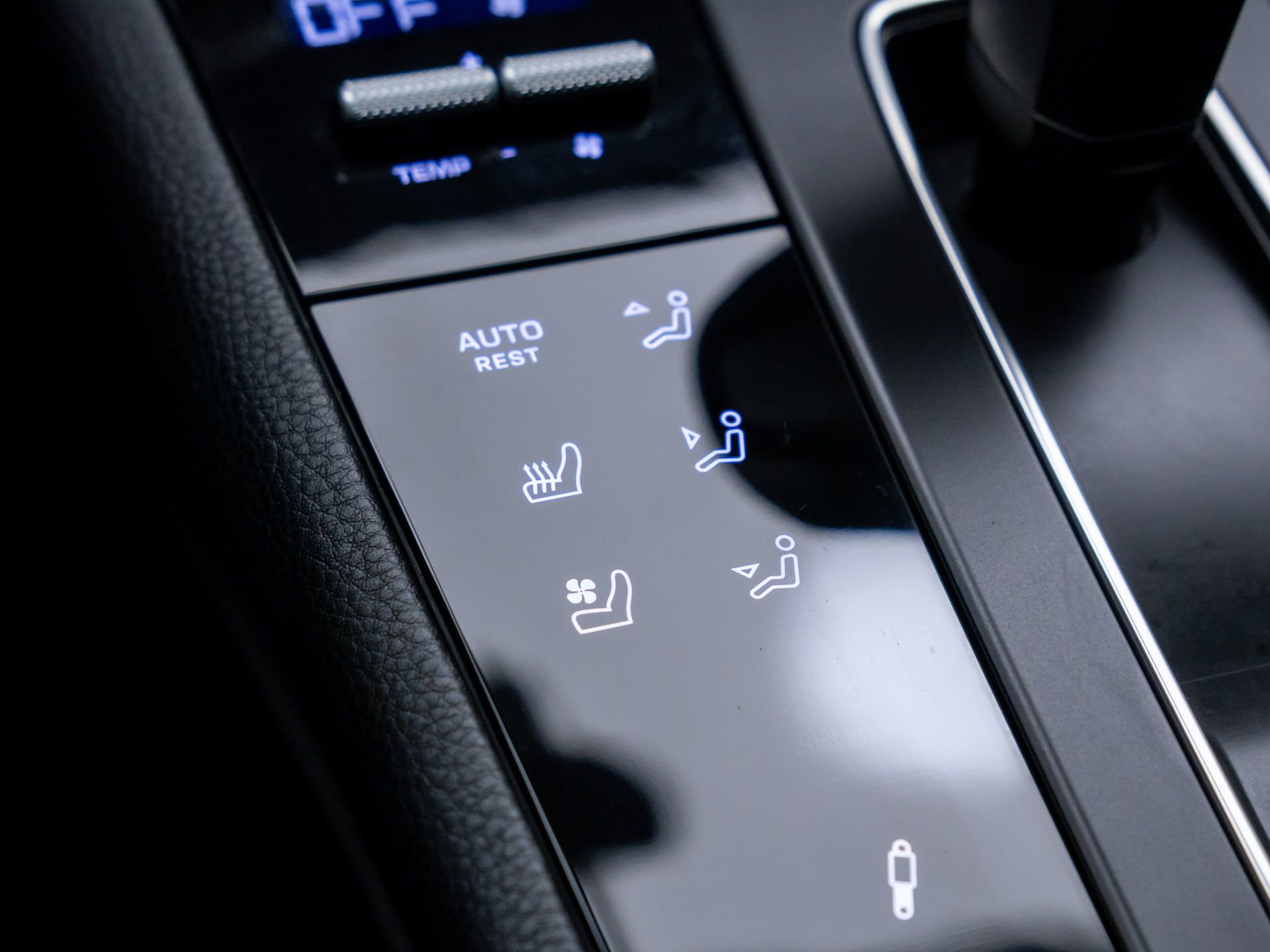 Certified 2024 Porsche Macan Turbo image 27