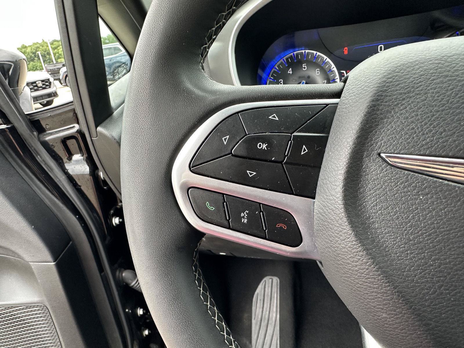Used 2025 Chrysler Pacifica Select FWD image 22