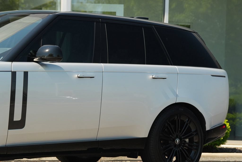Used 2025 Land Rover Range Rover SE AWD/4WD image 3