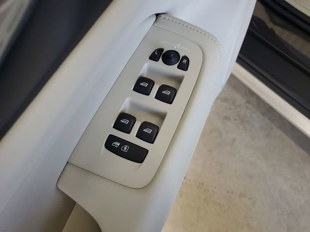 New 2025 Volvo V60 B5 Cross Country Ultra w/ Protection Package Premier image 22