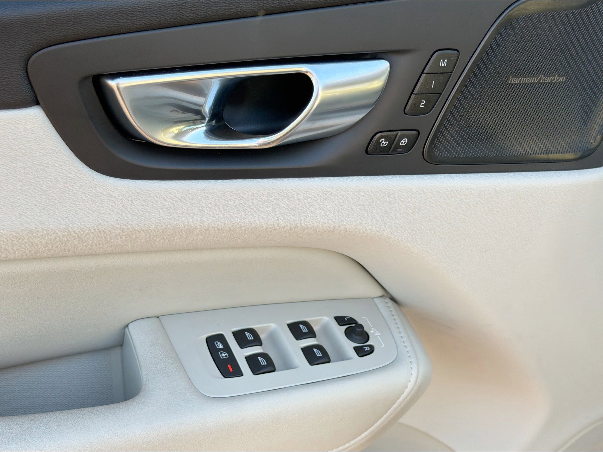 Used 2025 Volvo XC60 B5 Ultra w/ Climate Package image 23