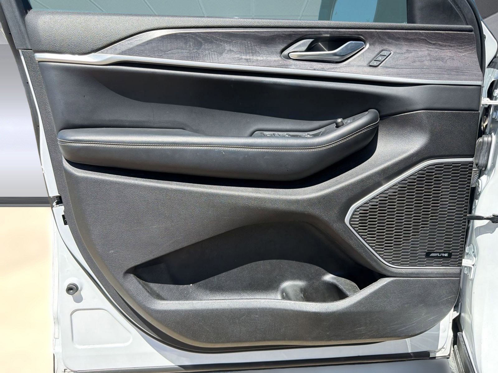 Used 2022 Jeep Grand Cherokee L Limited w/ Luxury Tech Group II image 12