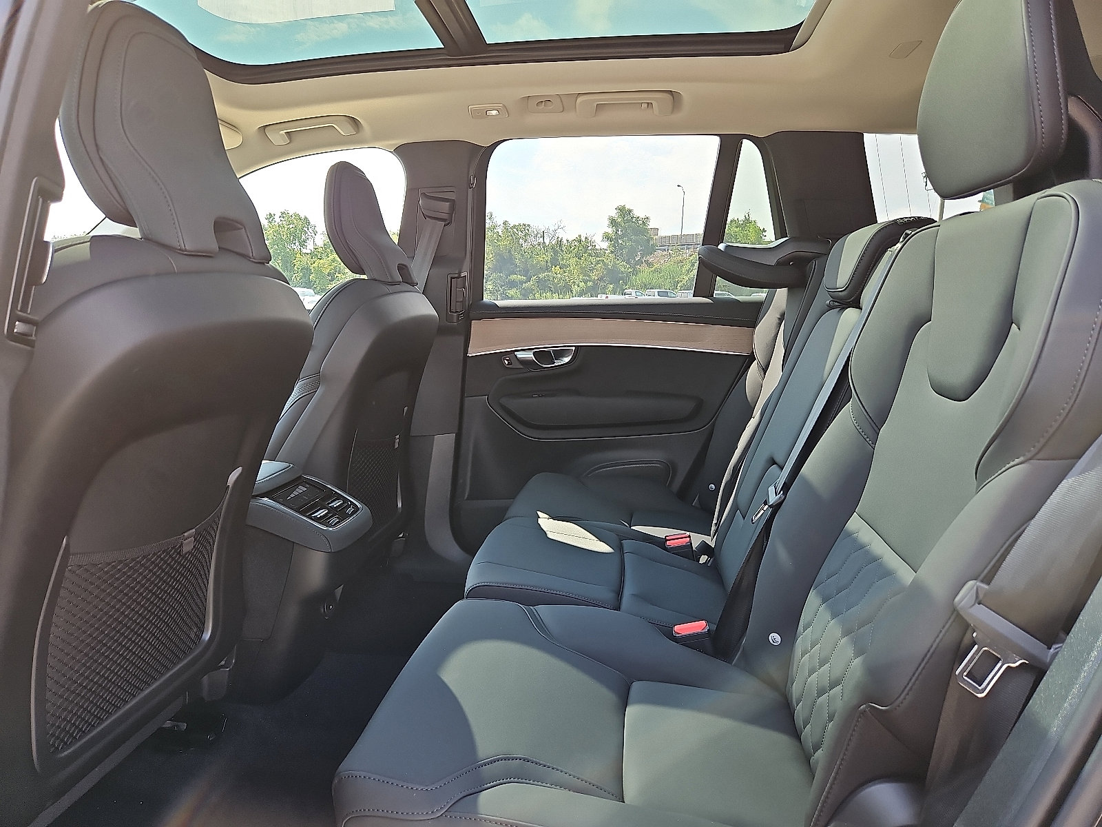 New 2026 Volvo XC90 B6 Plus w/ Protection Package Premier image 8