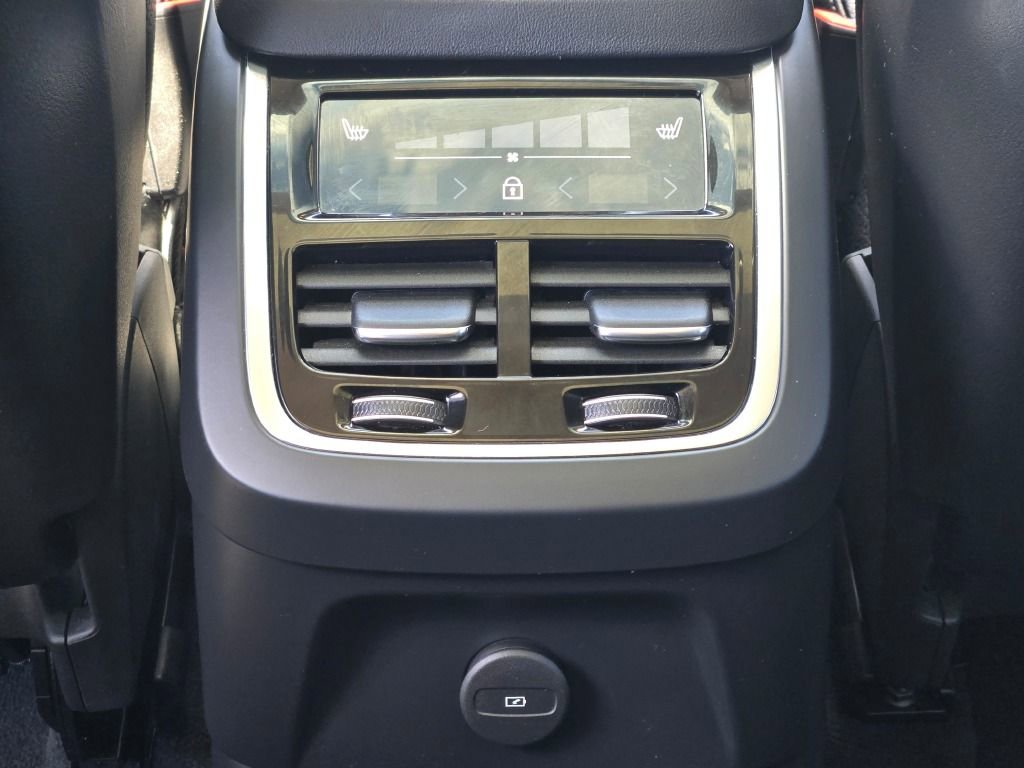 Used 2023 Volvo XC90 T8 Core image 26