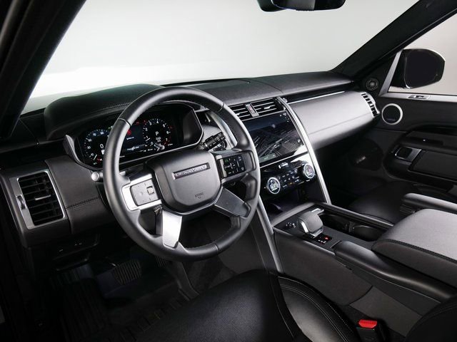 Used 2025 Land Rover Discovery S image 16