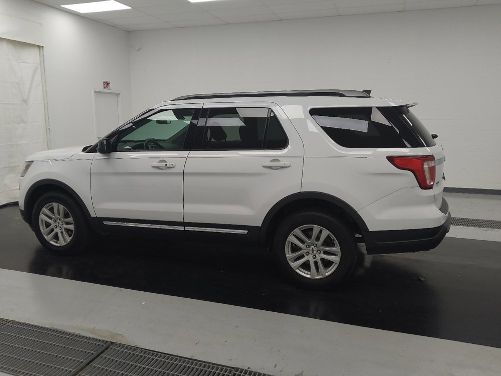 Used 2019 Ford Explorer XLT image 3