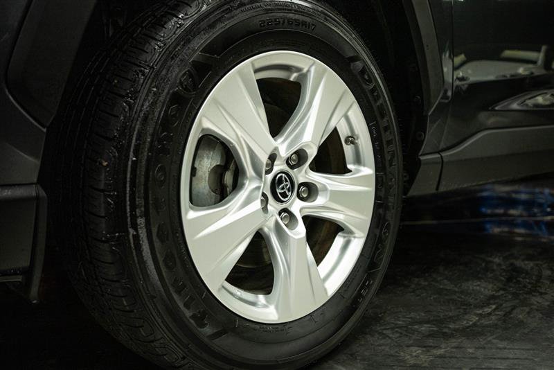 Used 2021 Toyota RAV4 LE image 3