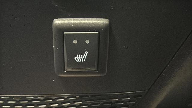 Used 2025 Chrysler Pacifica Limited image 10