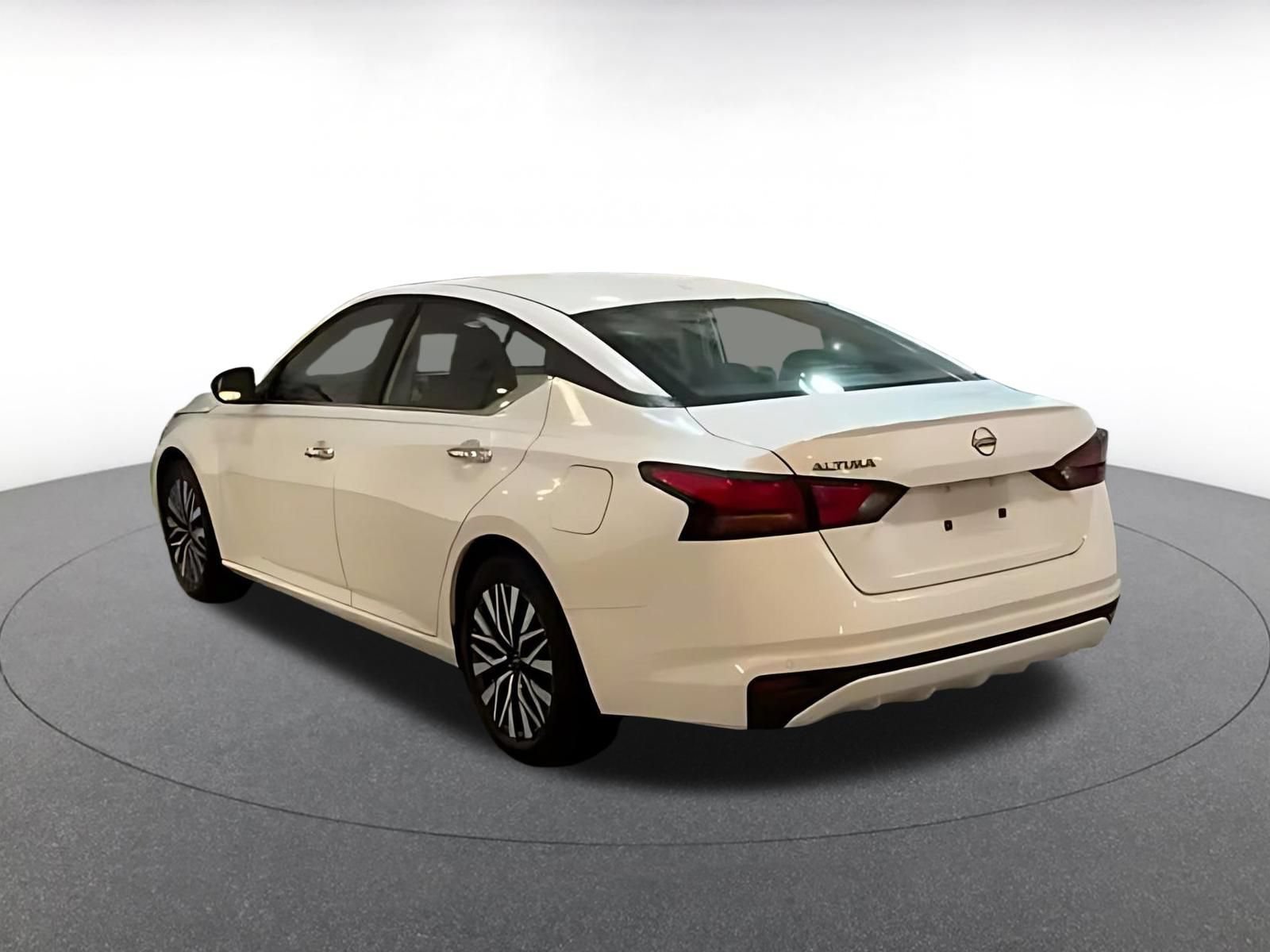Used 2025 Nissan Altima 2.5 SV FWD image 6