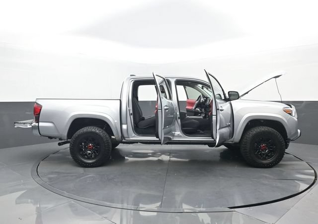 Used 2022 Toyota Tacoma SR5 AWD/4WD image 33