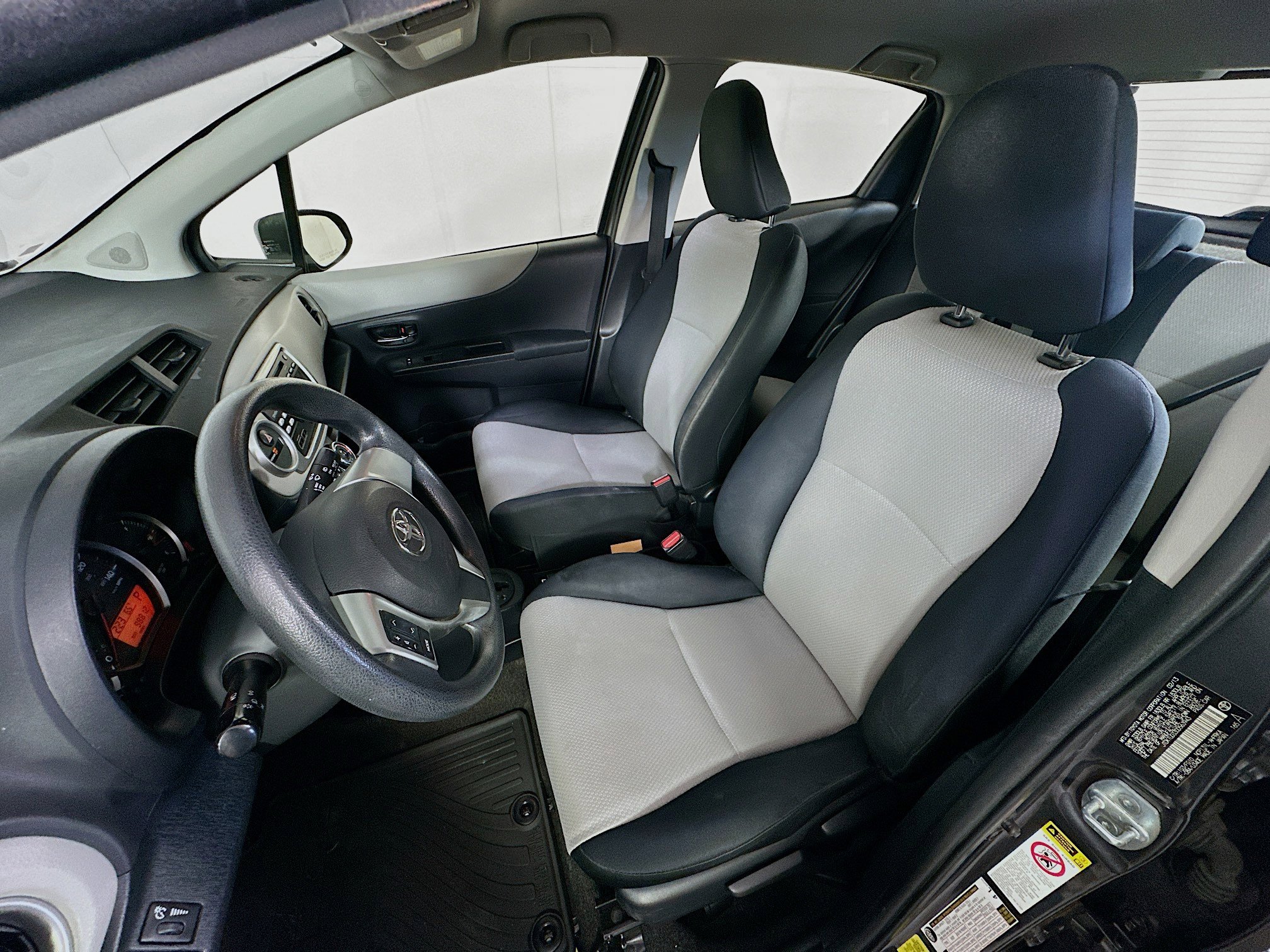 Used 2013 Toyota Yaris LE image 13