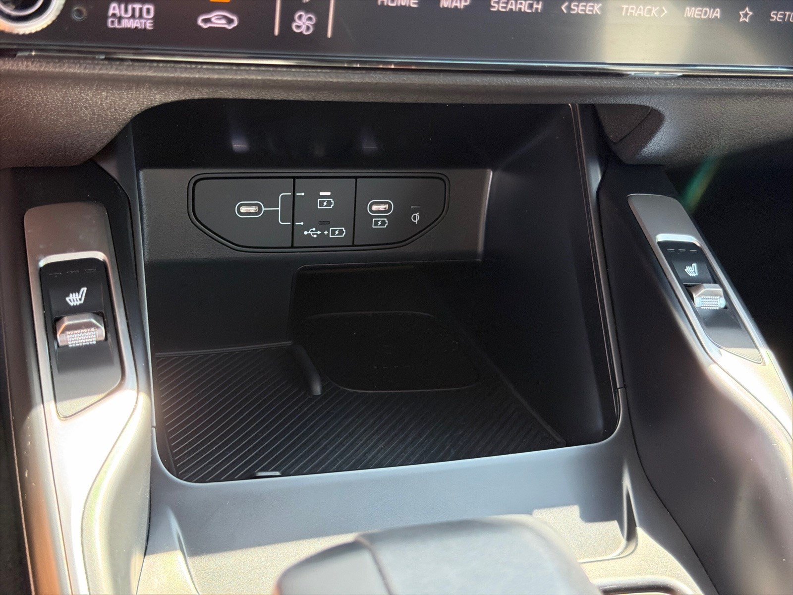 Certified 2025 Kia Sorento EX w/ Panoramic Sunroof Package FWD image 33