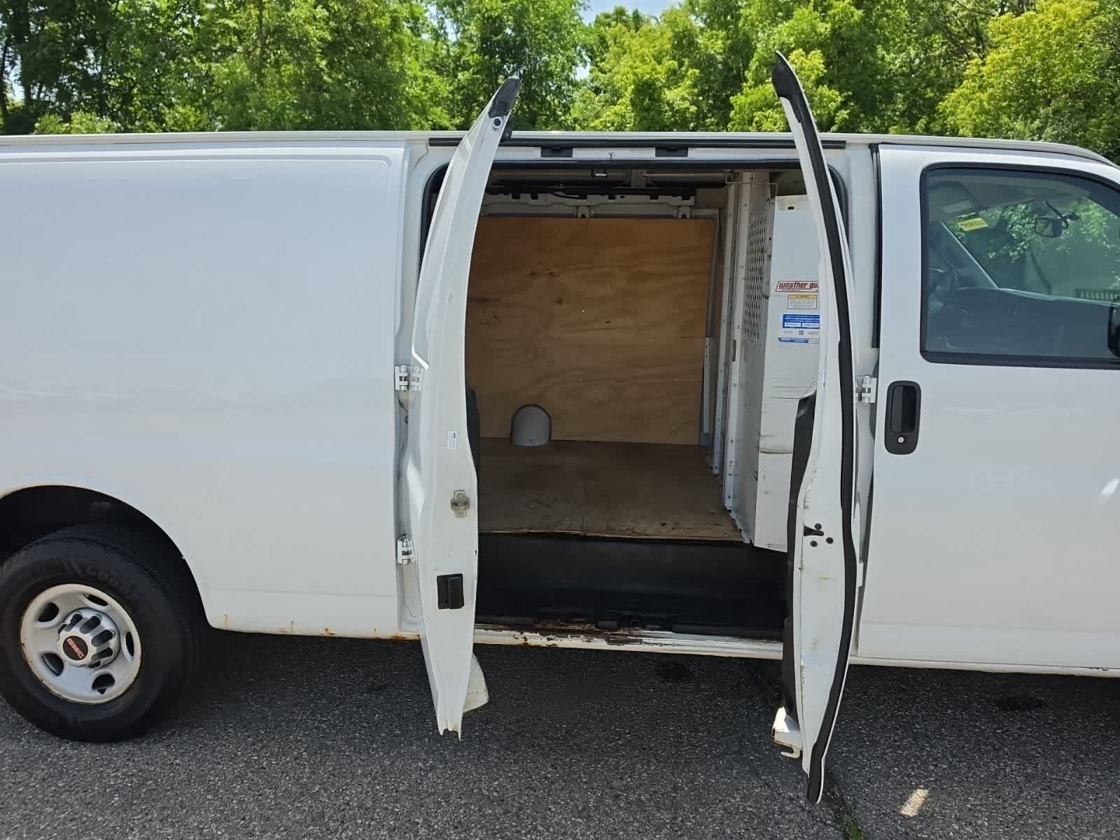 Used 2017 GMC Savana 3500 Extended RWD image 27