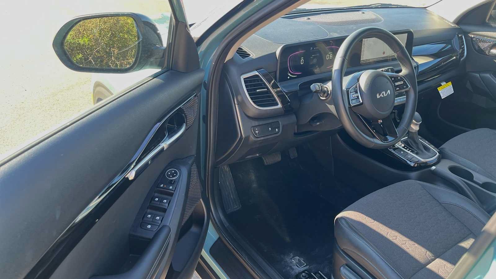 Used 2025 Kia Seltos S AWD/4WD image 14