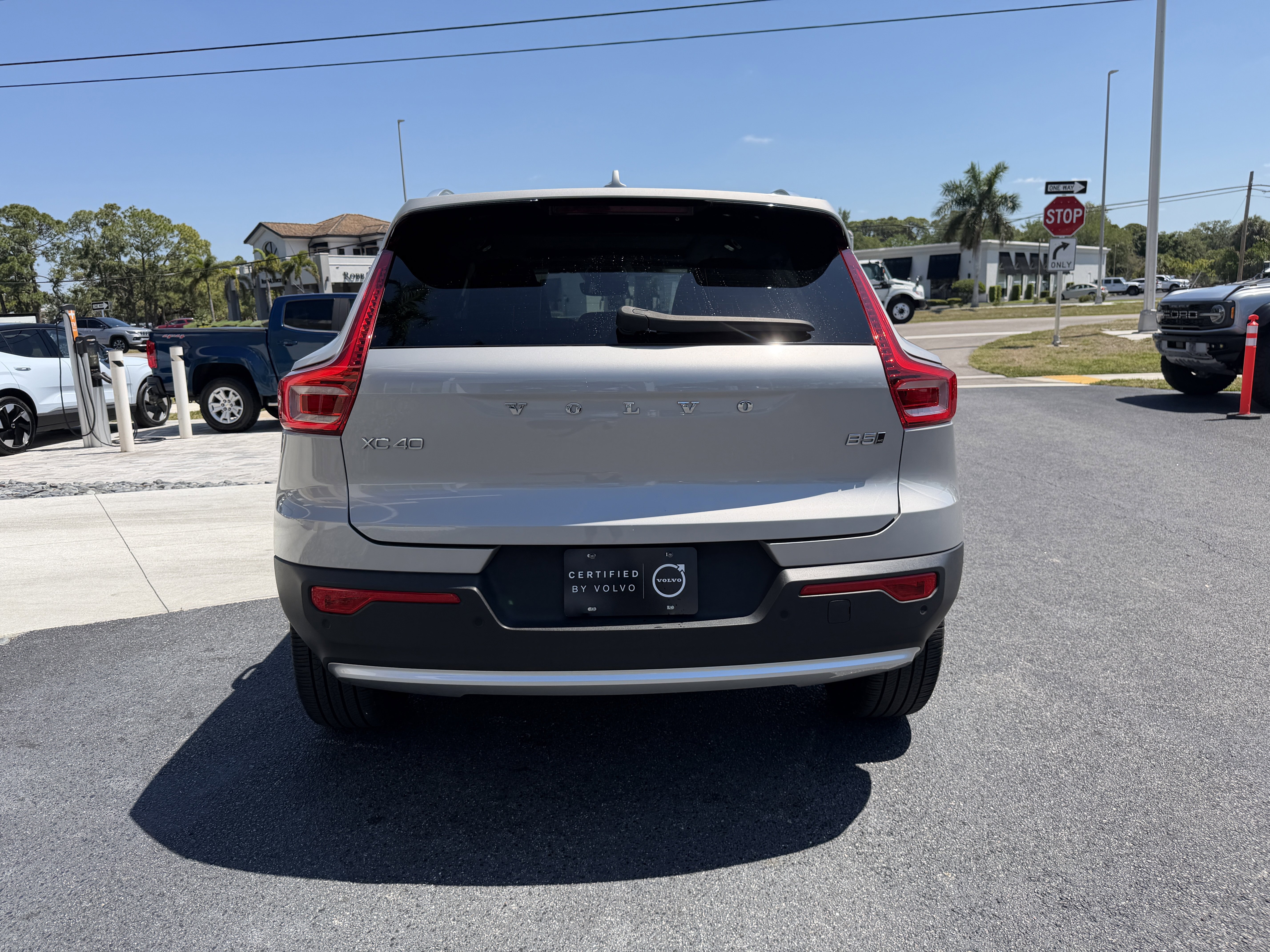 Certified 2023 Volvo XC40 B5 Plus w/ Driver Assist Package AWD/4WD image 4