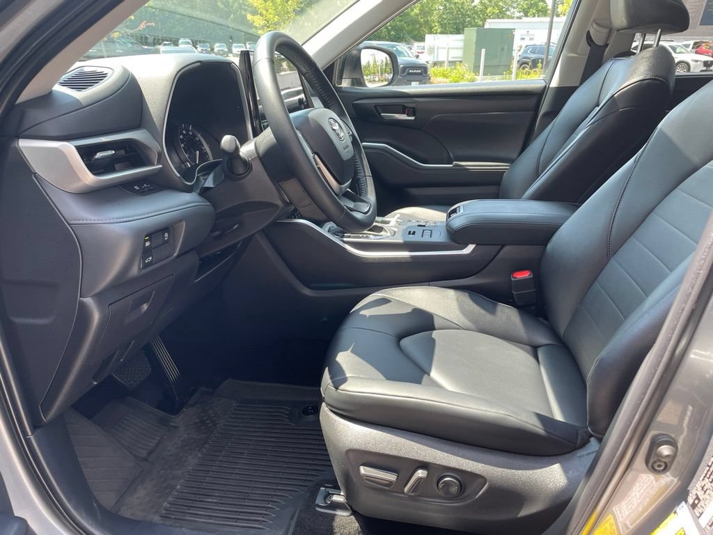 Used 2025 Toyota Highlander XLE AWD/4WD image 13