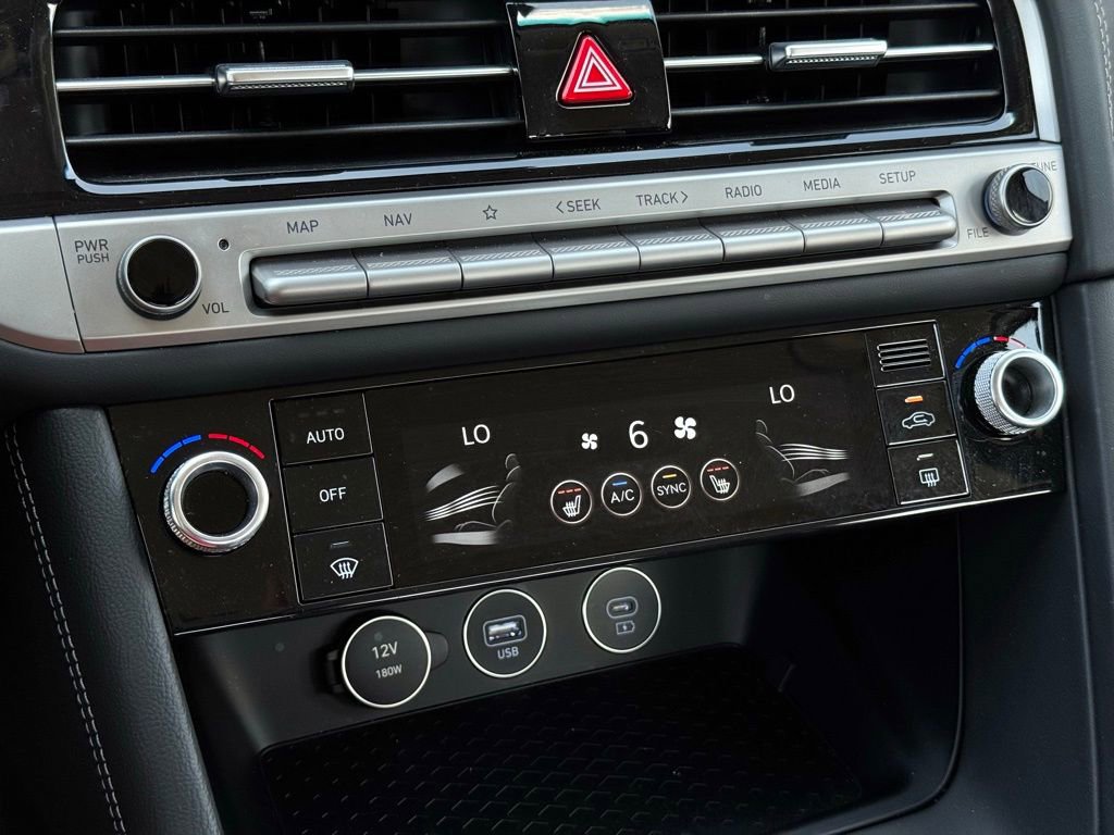 Used 2025 Genesis G70 2.5T image 31