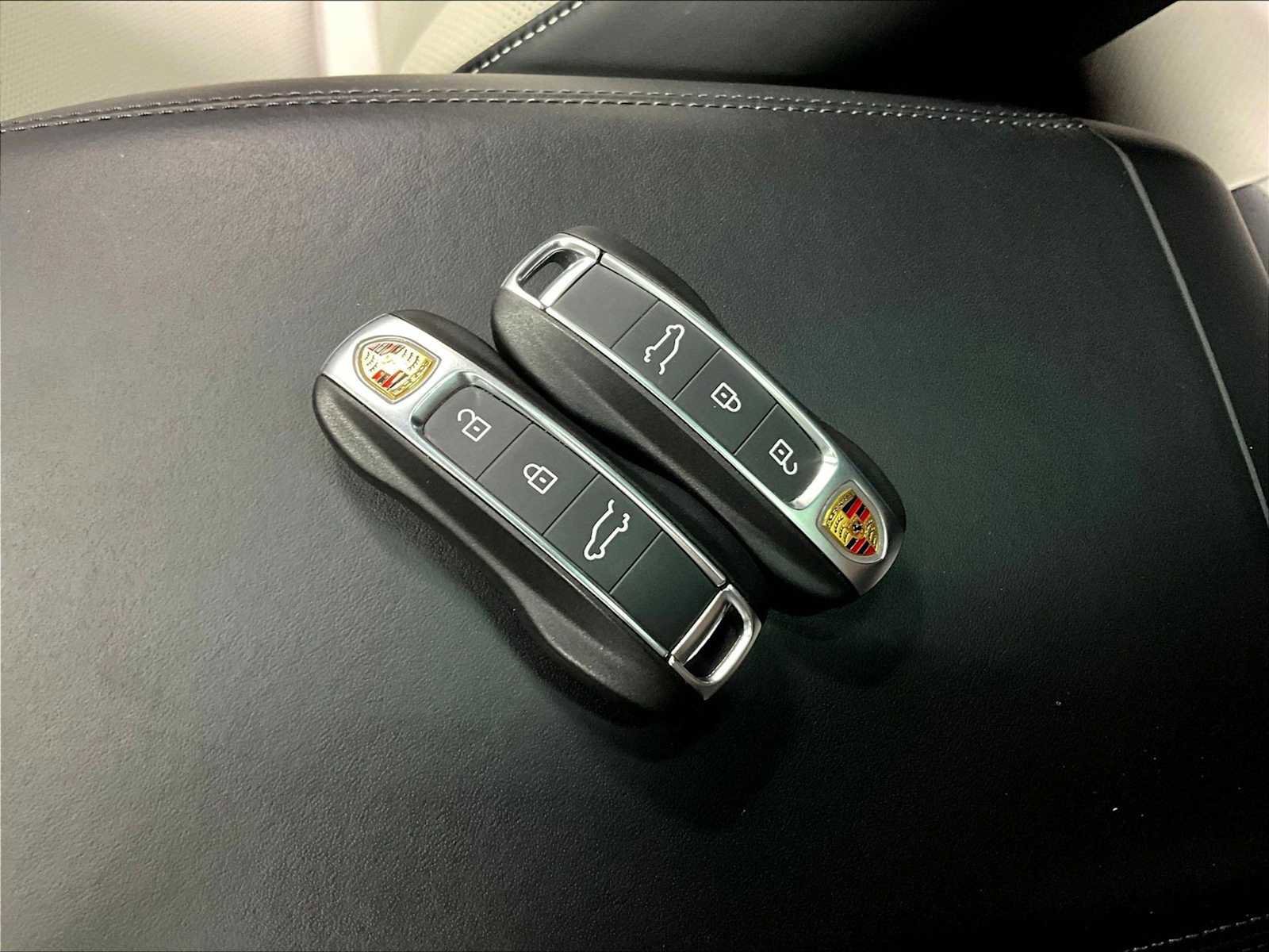 Used 2025 Porsche Cayenne image 38