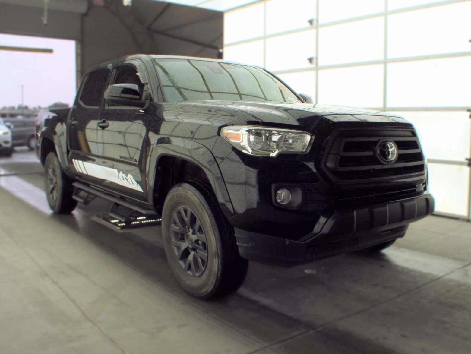 Used 2020 Toyota Tacoma SR5 AWD/4WD image 3