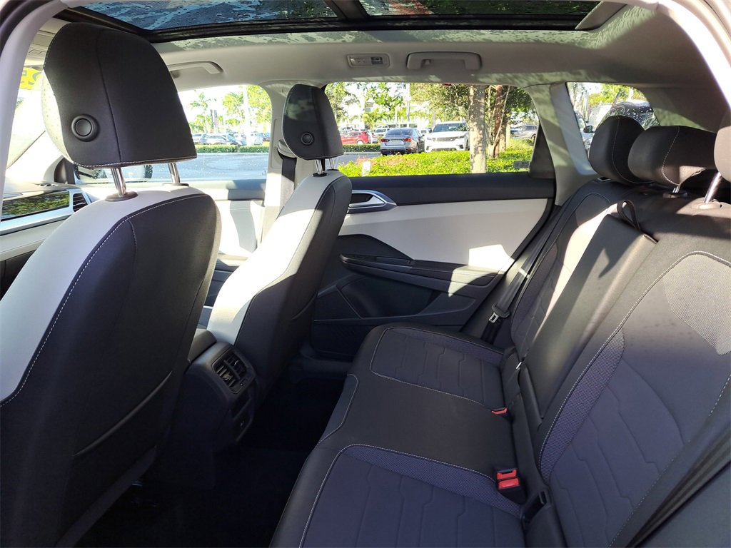 Certified 2025 Volkswagen Taos SE w/ Panoramic Sunroof Package image 7