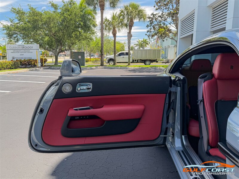 Used 2018 Rolls-Royce Wraith RWD image 40
