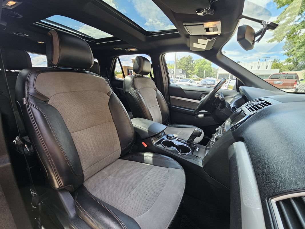 Used 2017 Ford Explorer XLT w/ Equipment Group 202A AWD/4WD image 4