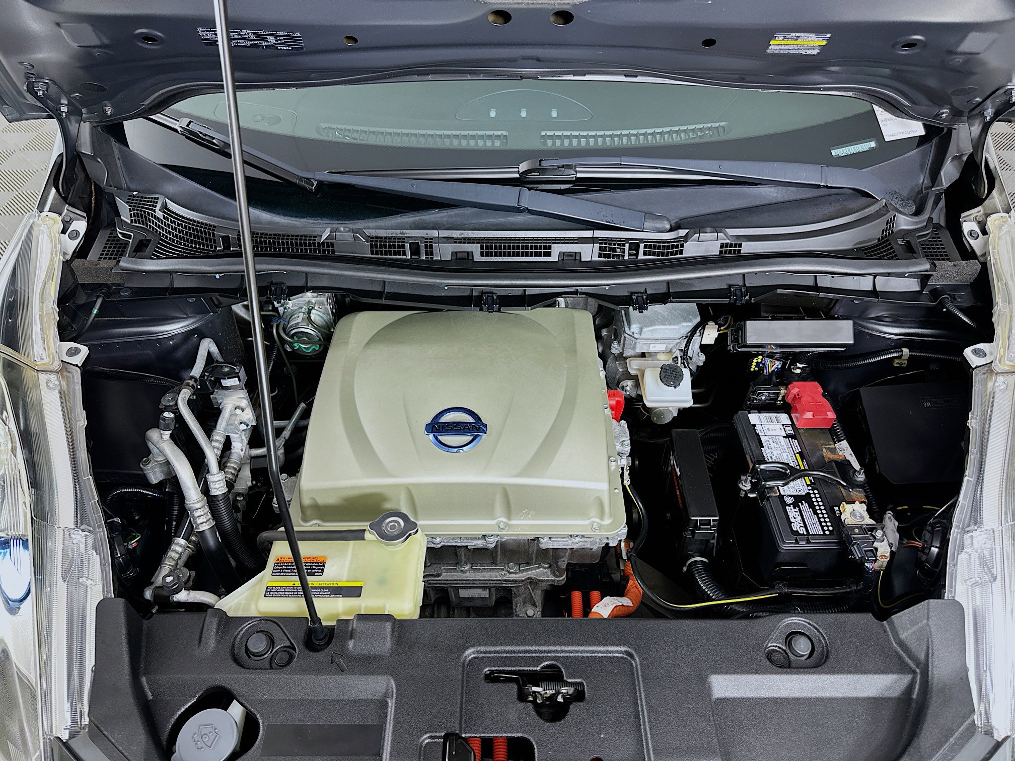 Used 2015 Nissan Leaf SL FWD image 32
