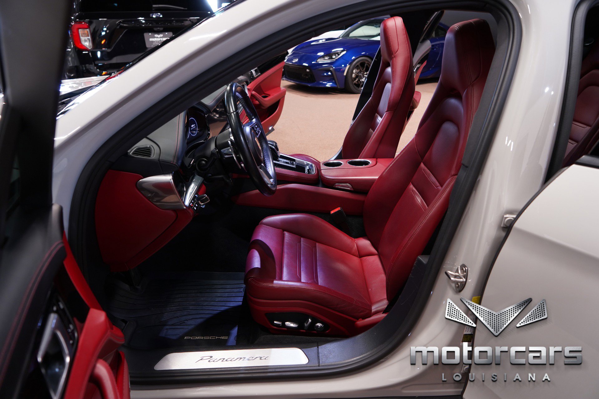 Used 2020 Porsche Panamera w/ Premium Package image 26