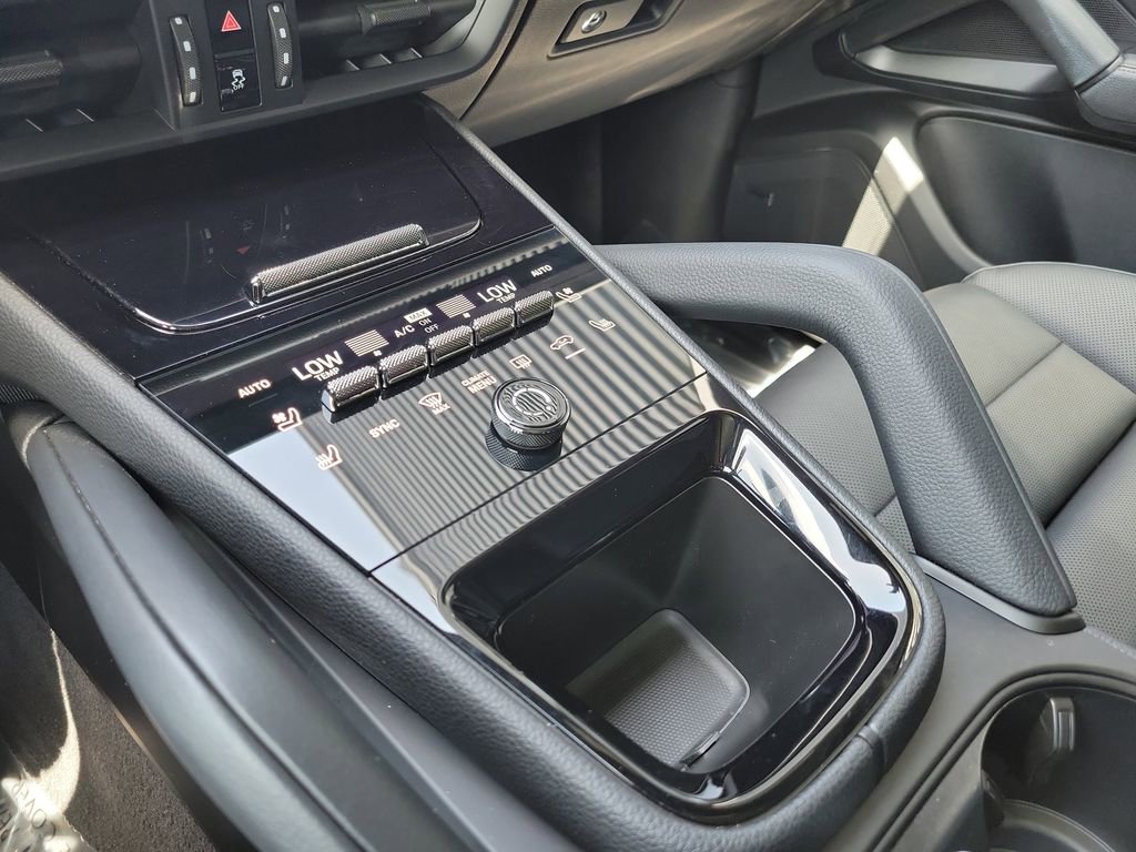 Certified 2025 Porsche Cayenne image 33