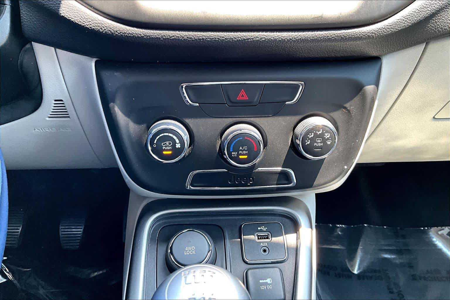Used 2018 Jeep Compass Latitude AWD/4WD image 33