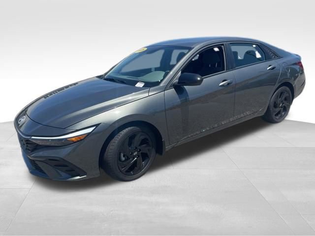 Used 2026 Hyundai Elantra Sport FWD image 2