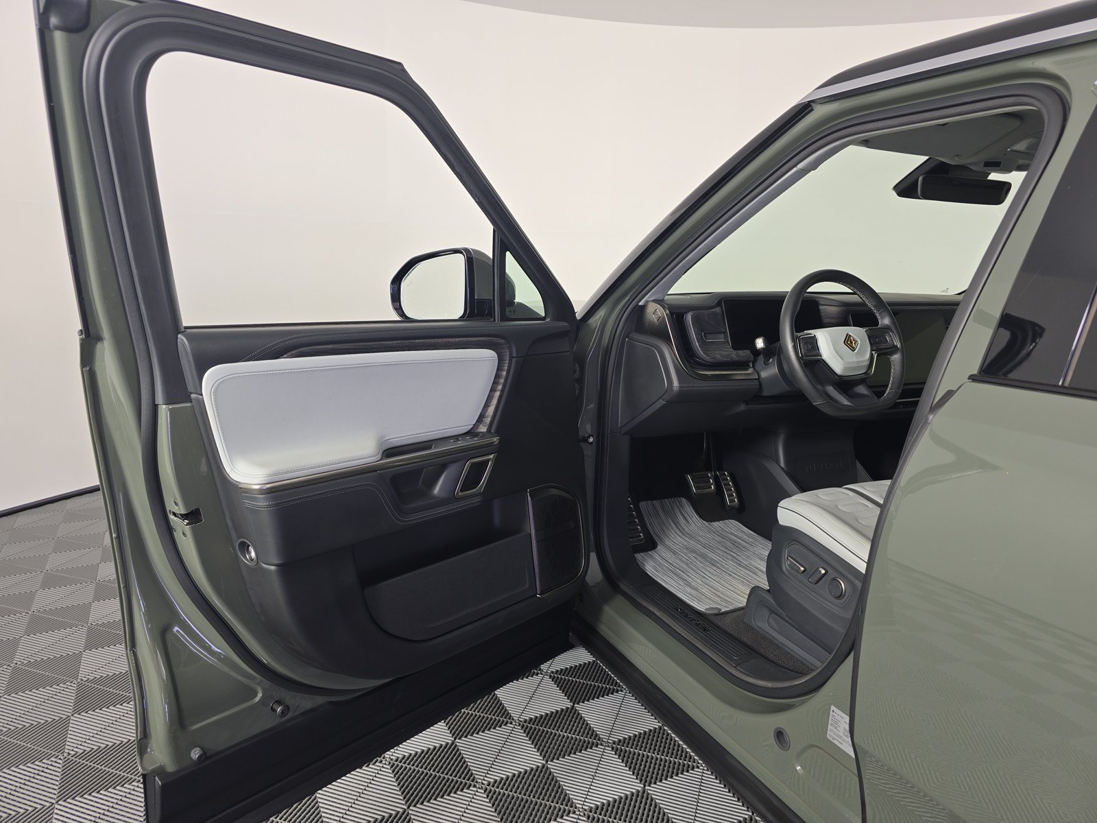 Used 2023 Rivian R1S Launch Edition AWD/4WD image 16