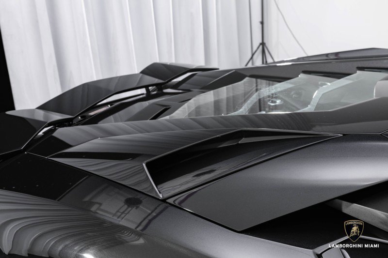 Used 2018 Lamborghini Aventador S image 3