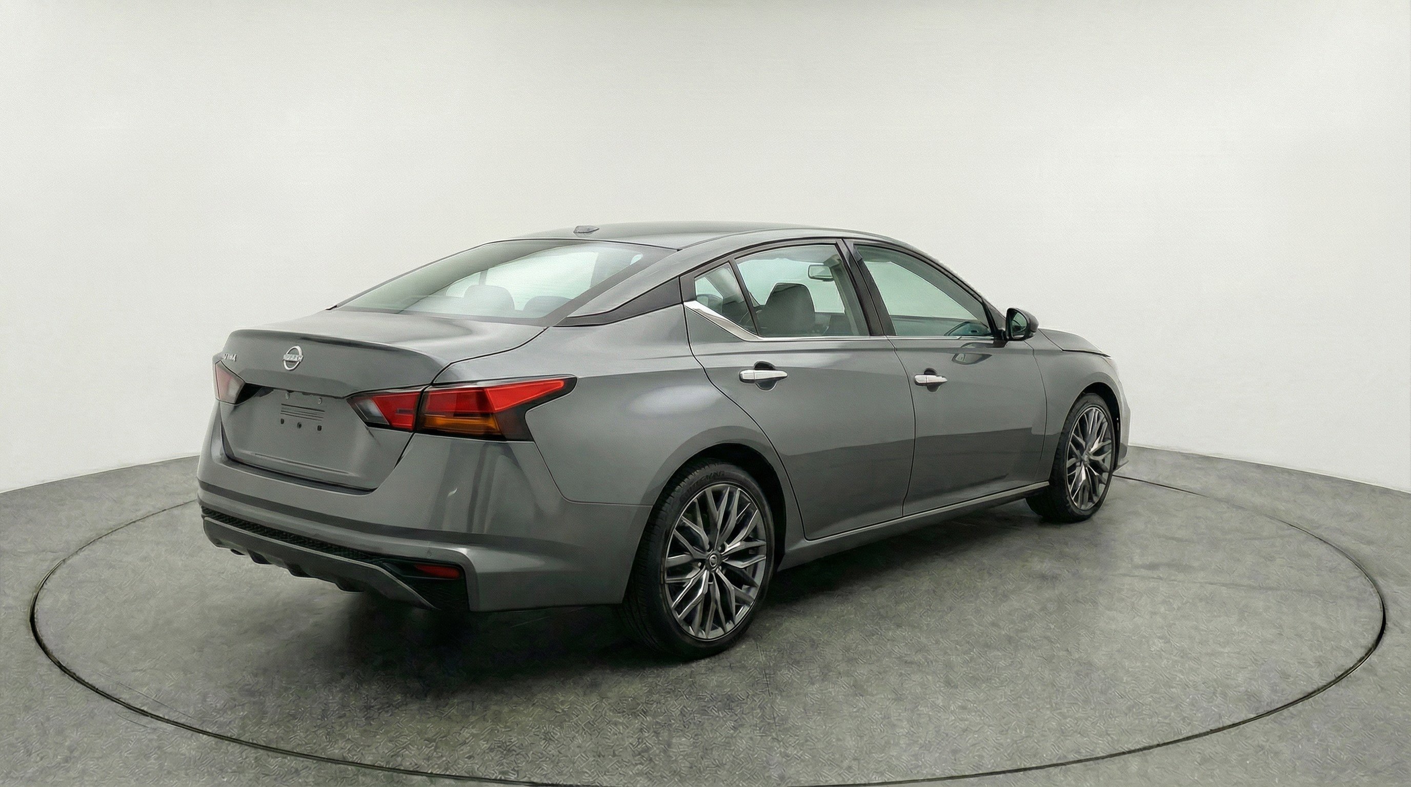 Used 2025 Nissan Altima 2.5 SV image 9