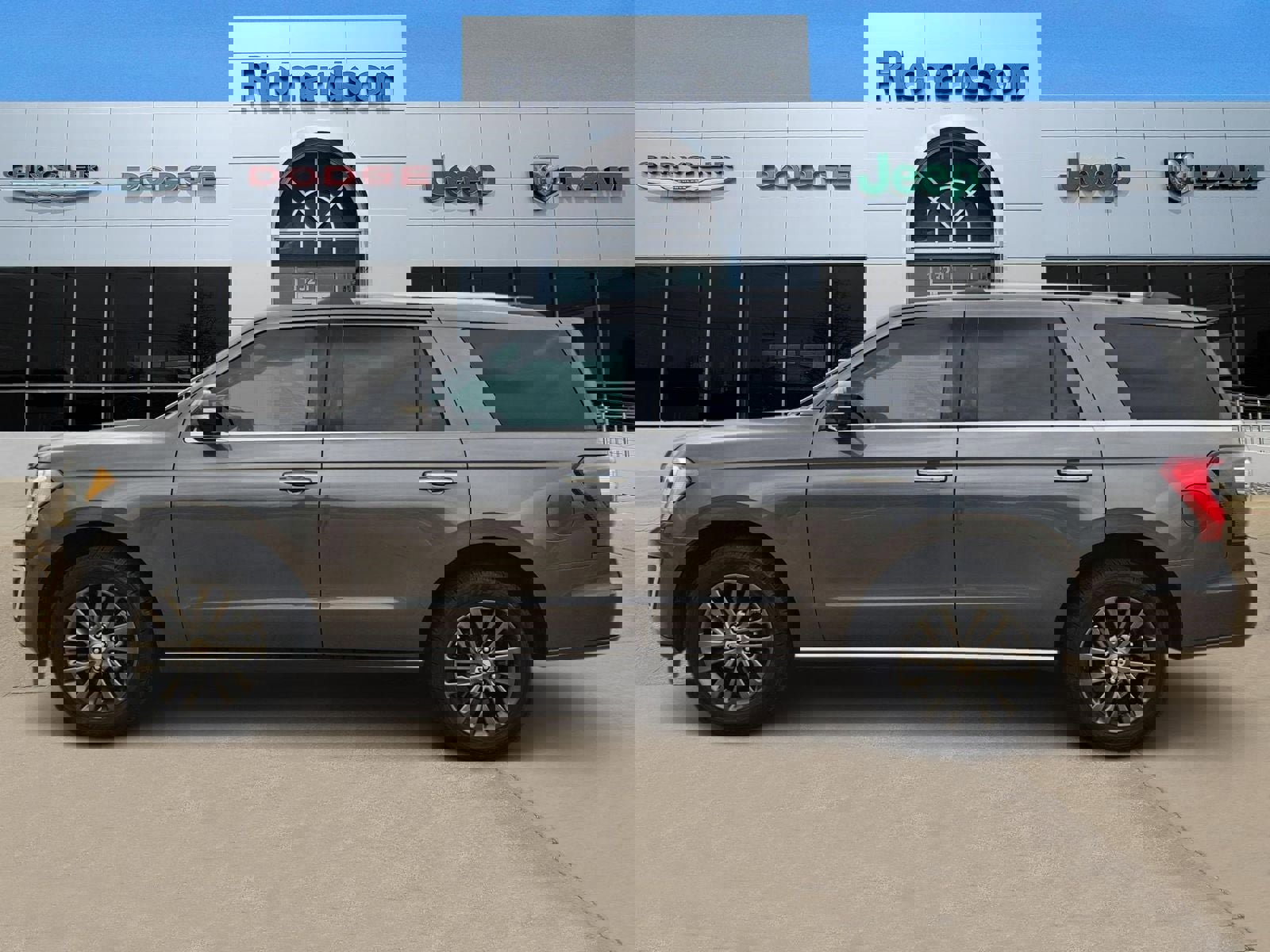 Used 2021 Ford Expedition Limited image 3