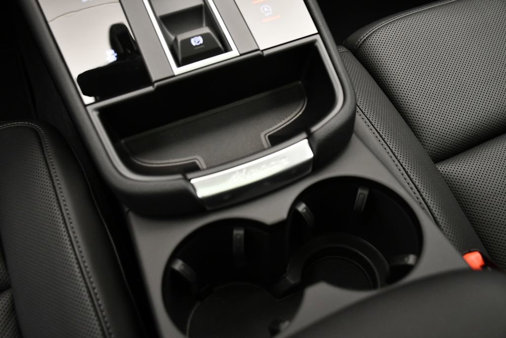 Certified 2025 Porsche Macan image 32