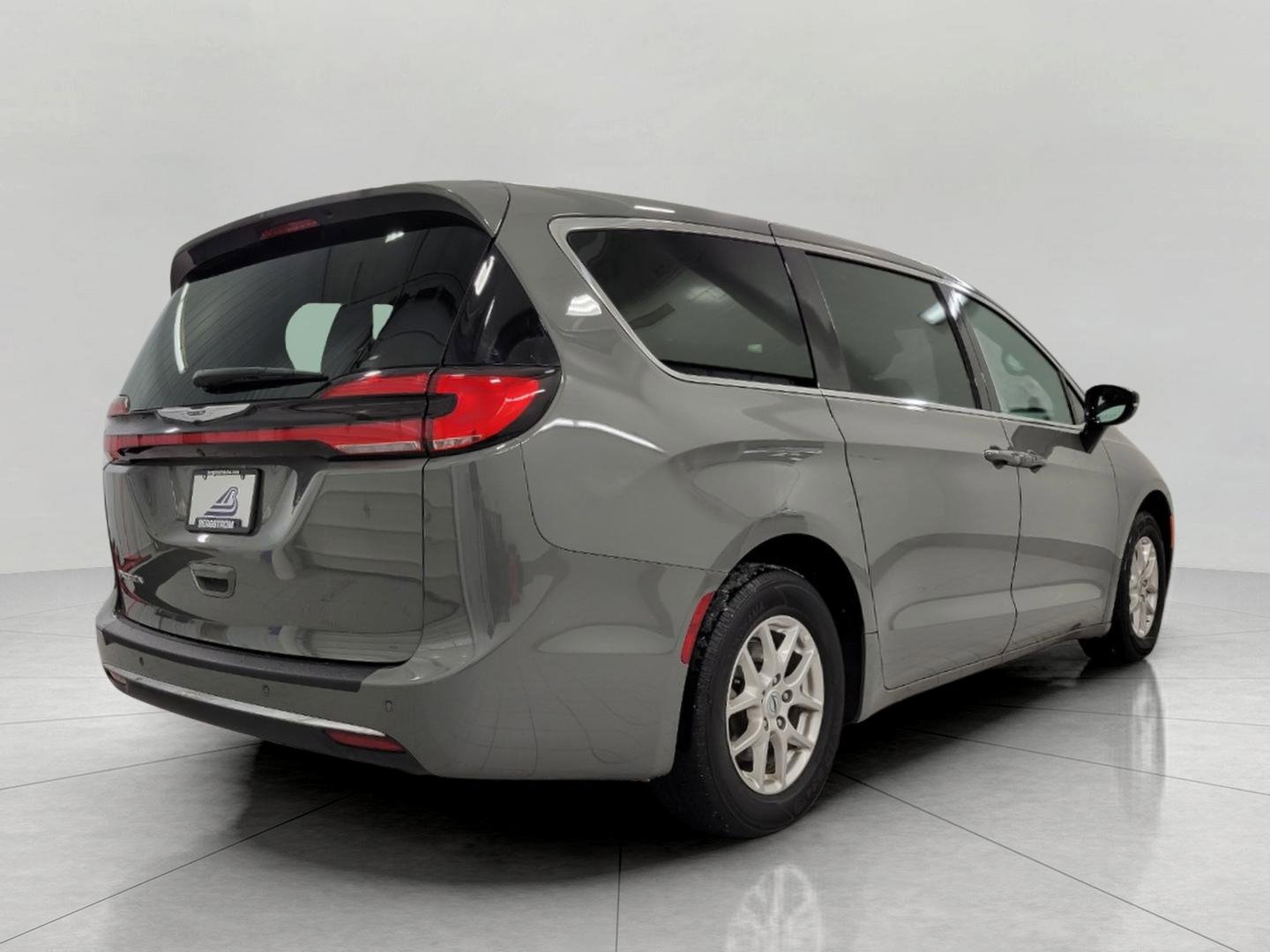 Used 2025 Chrysler Pacifica Select image 18
