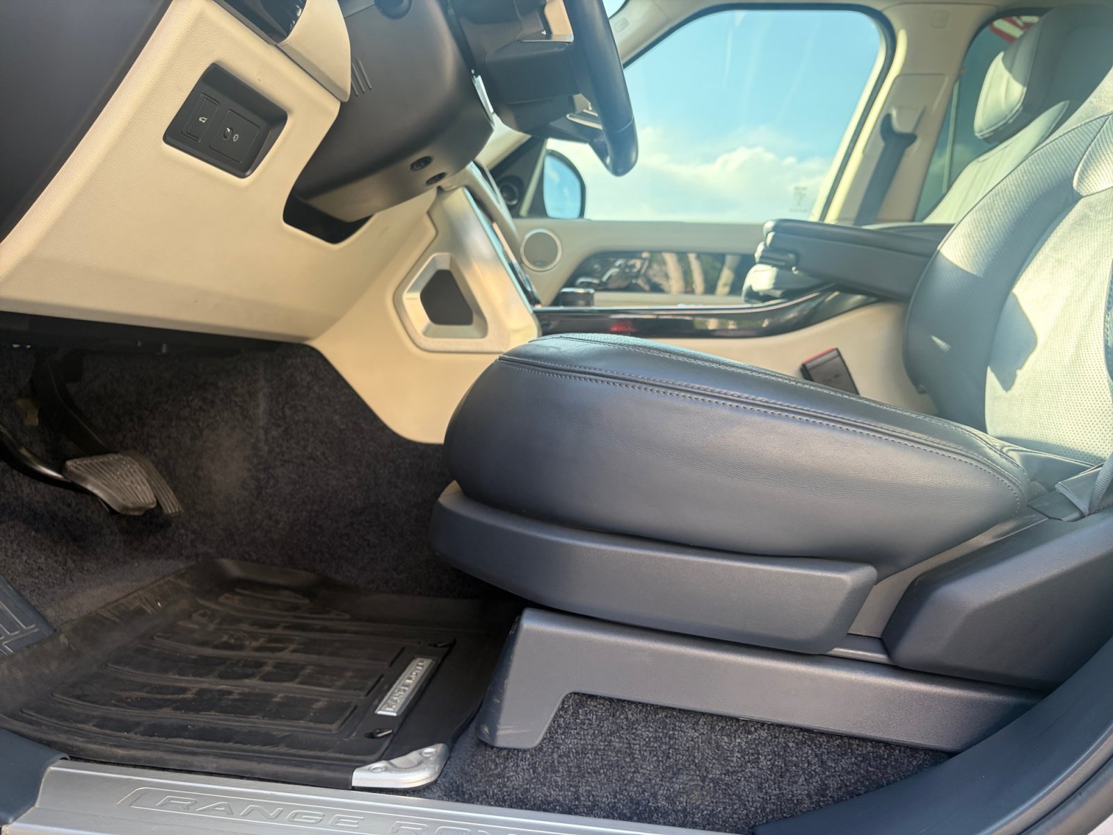 Used 2019 Land Rover Range Rover Supercharged AWD/4WD image 13