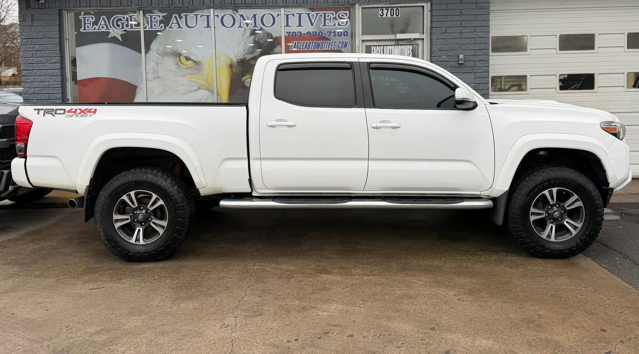 Used 2017 Toyota Tacoma TRD Sport w/ Tow Package image 2