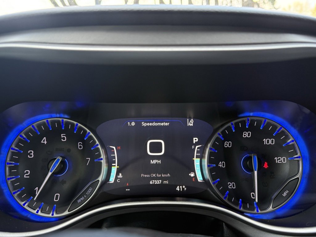 Used 2023 Chrysler Pacifica Touring-L image 31